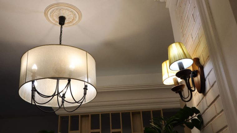 astuces pour créer une atmosphère chaleureuse avec une Éclairage salle à manger avec cordes