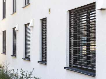découvrez les avantages et une installation simplifiée du Store fenêtre intérieur sans perçage
