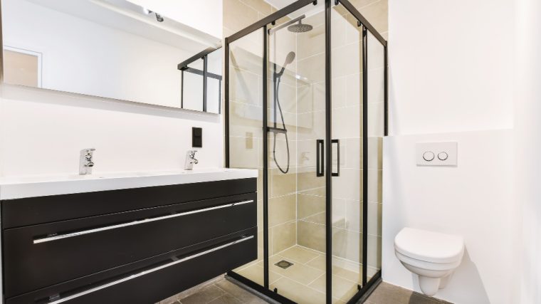 Choisir le carrelage antidérapant idéal pour votre douche italienne