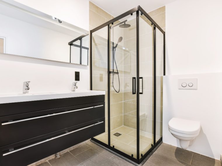 Choisir le carrelage antidérapant idéal pour votre douche italienne