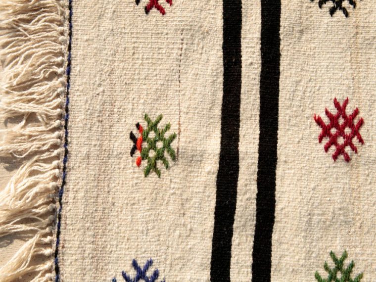 Découvrir l'univers des tapis berbères colorés pour sublimer votre intérieur
