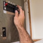 Accrocher un tableau sans percer : astuces pratiques et efficaces