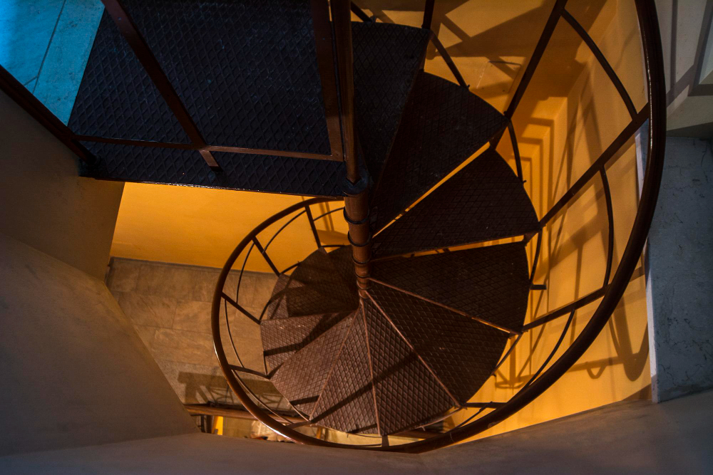 un escalier colimaçon en métal 