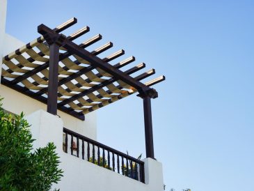 opter pour une pergola sur la terrasse de votre immeuble