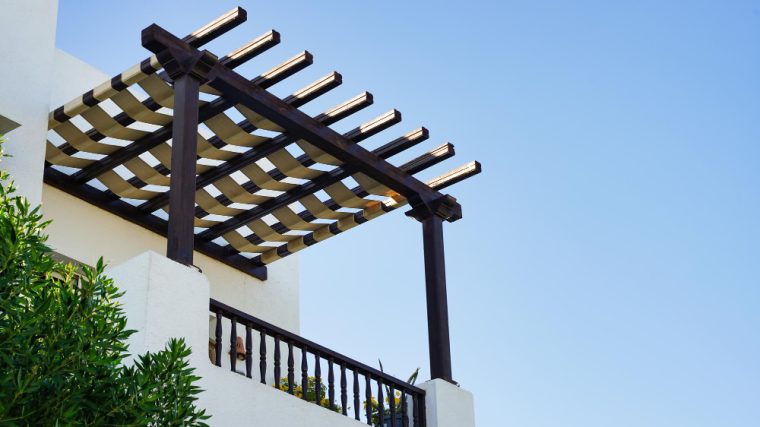 opter pour une pergola sur la terrasse de votre immeuble