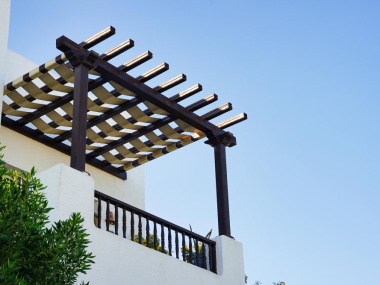 opter pour une pergola sur la terrasse de votre immeuble