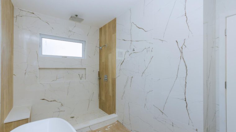 avantages, pose et conseils d’entretien du Pvc mural pour douche