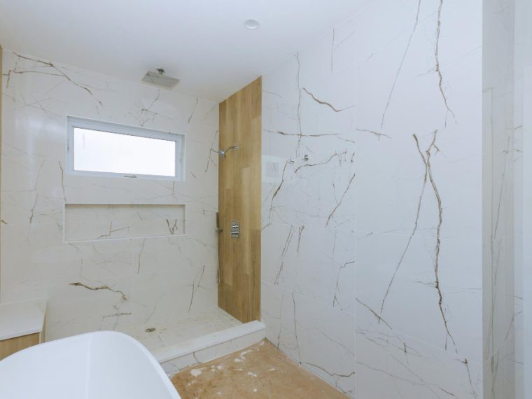 avantages, pose et conseils d’entretien du Pvc mural pour douche