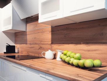 Crédence et plan de travail bois pour une cuisine chaleureuse et tendance