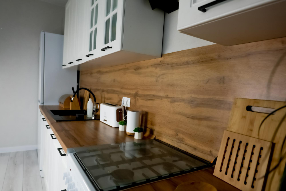 Crédence et plan de travail bois pour une cuisine tendance