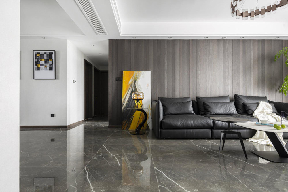  salon en un espace élégant avec du carrelage noir