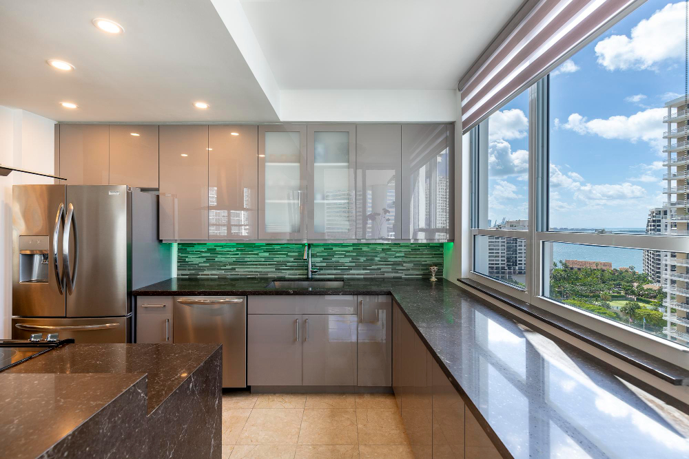 une fenêtre panoramique cuisine pour illuminer votre espace.jpg