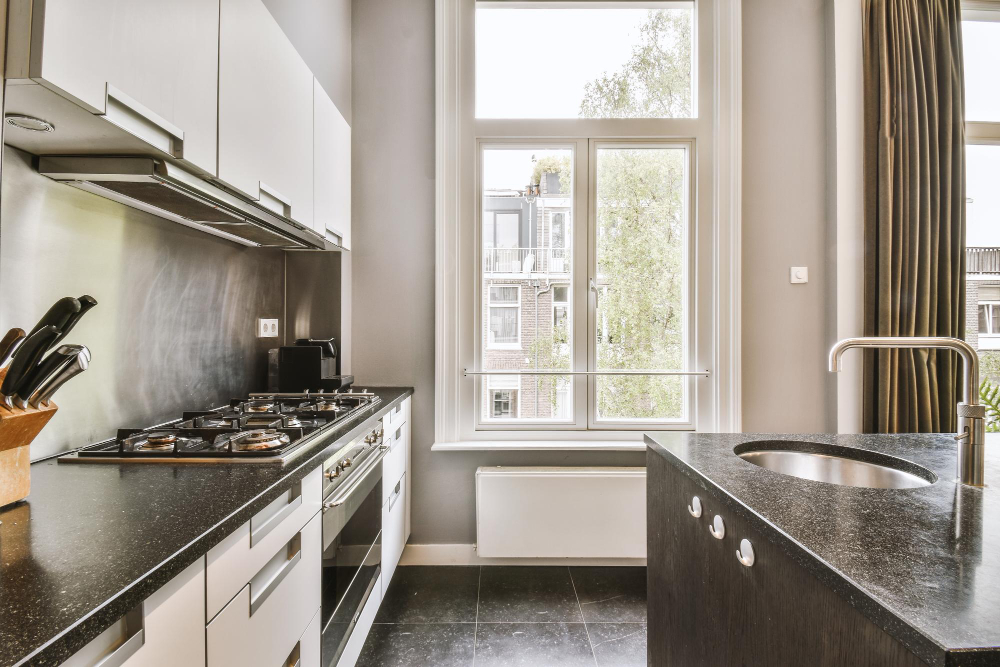 une fenêtre panoramique cuisine pour votre espace.jpg
