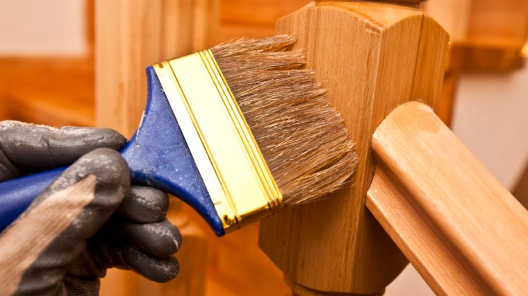 les secrets pour rénover efficacement un meuble en bois vernis et lui redonner vie