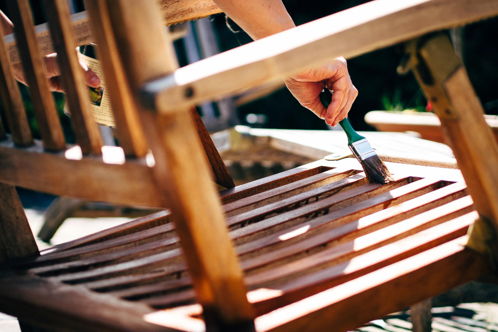 les secrets pour rénover un meuble en bois vernis et lui redonner vie