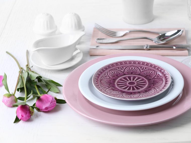 Guide pour sélectionner le plat décoratif idéal qui transformera votre table en une œuvre d'art
