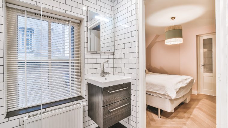 Salle de bain communicante entre deux chambres