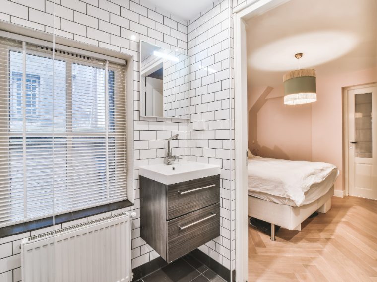 Salle de bain communicante entre deux chambres