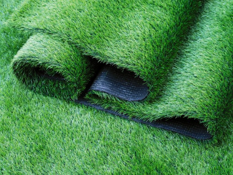 épaisseur à choisir pour un gazon synthétique durable et naturel