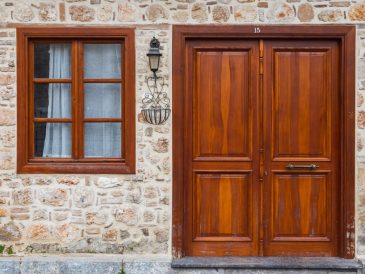 le style et les matériaux adaptés de la Porte d'entrée pour maison ancienne