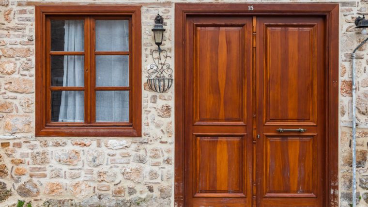le style et les matériaux adaptés de la Porte d'entrée pour maison ancienne