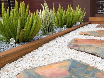 Créer un parterre avec cailloux sans entretien pour un jardin moderne