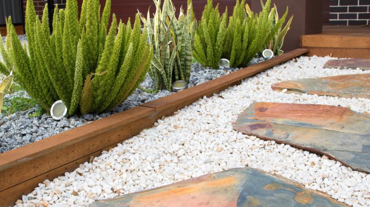 Créer un parterre avec cailloux sans entretien pour un jardin moderne