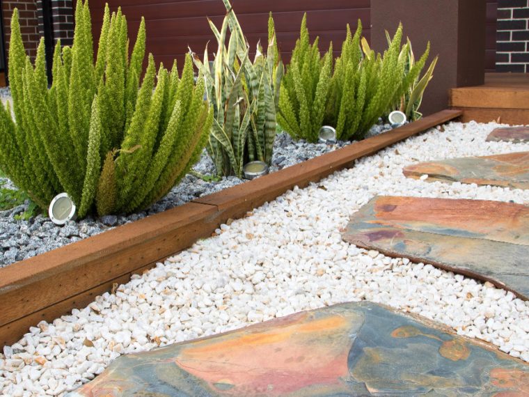 Créer un parterre avec cailloux sans entretien pour un jardin moderne