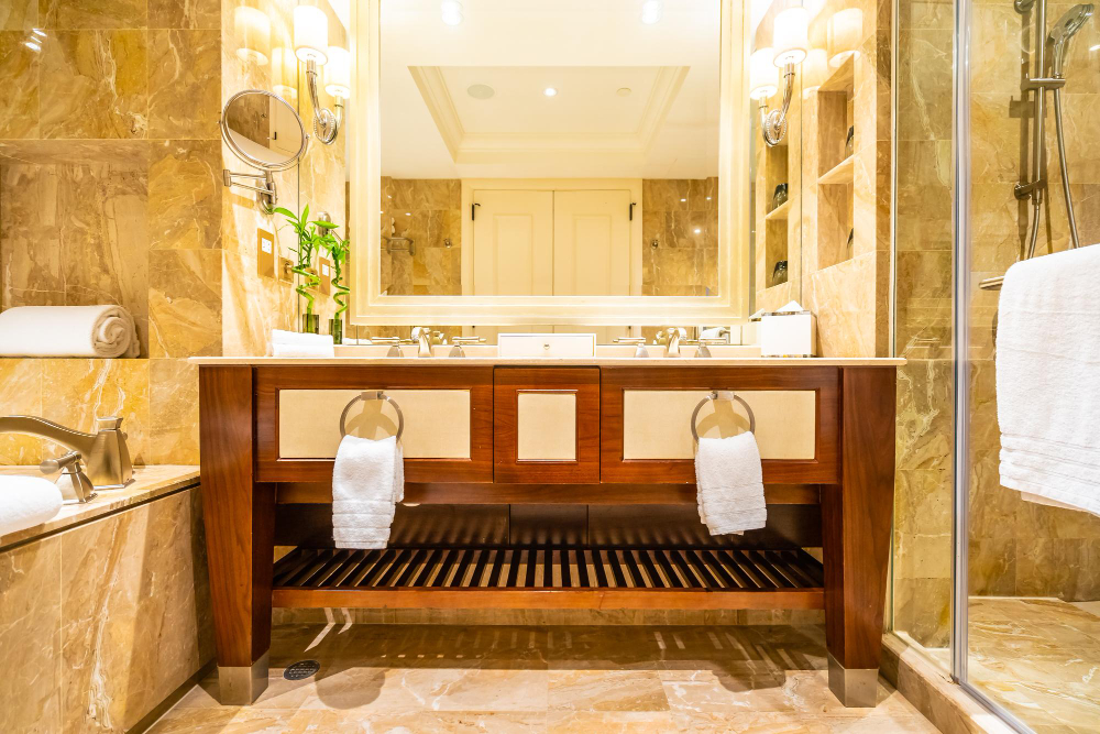 Salle de bain bois et pierre pour un style naturel
