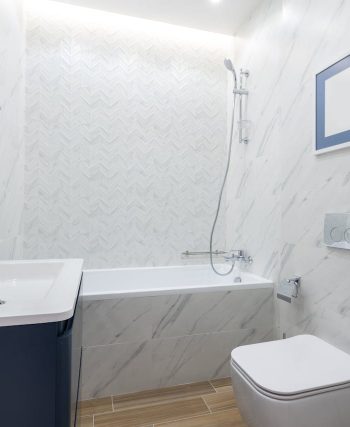 astuces et conseils pratiques pour Agencer une petite salle de bain dans un couloir
