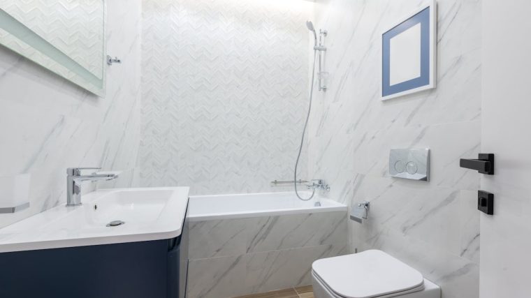 astuces et conseils pratiques pour Agencer une petite salle de bain dans un couloir