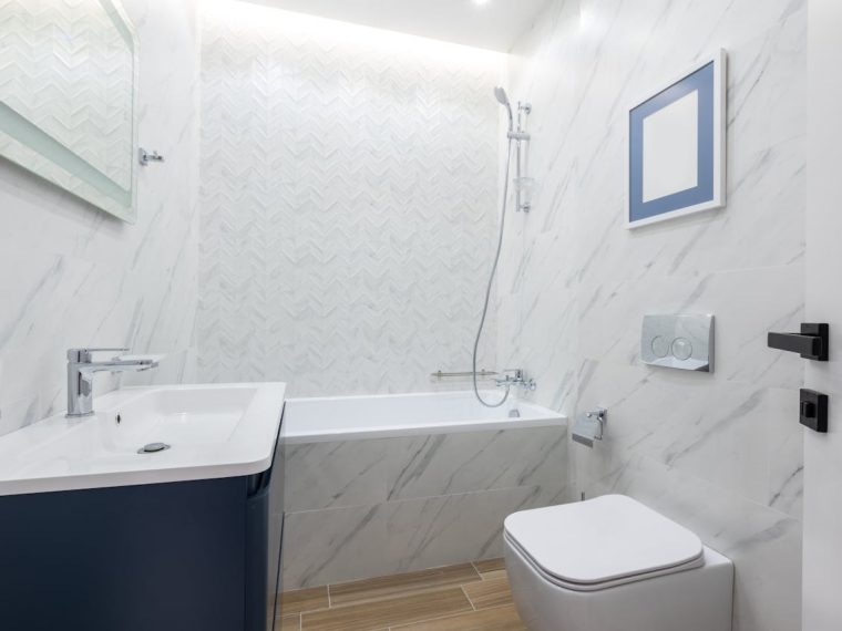 astuces et conseils pratiques pour Agencer une petite salle de bain dans un couloir