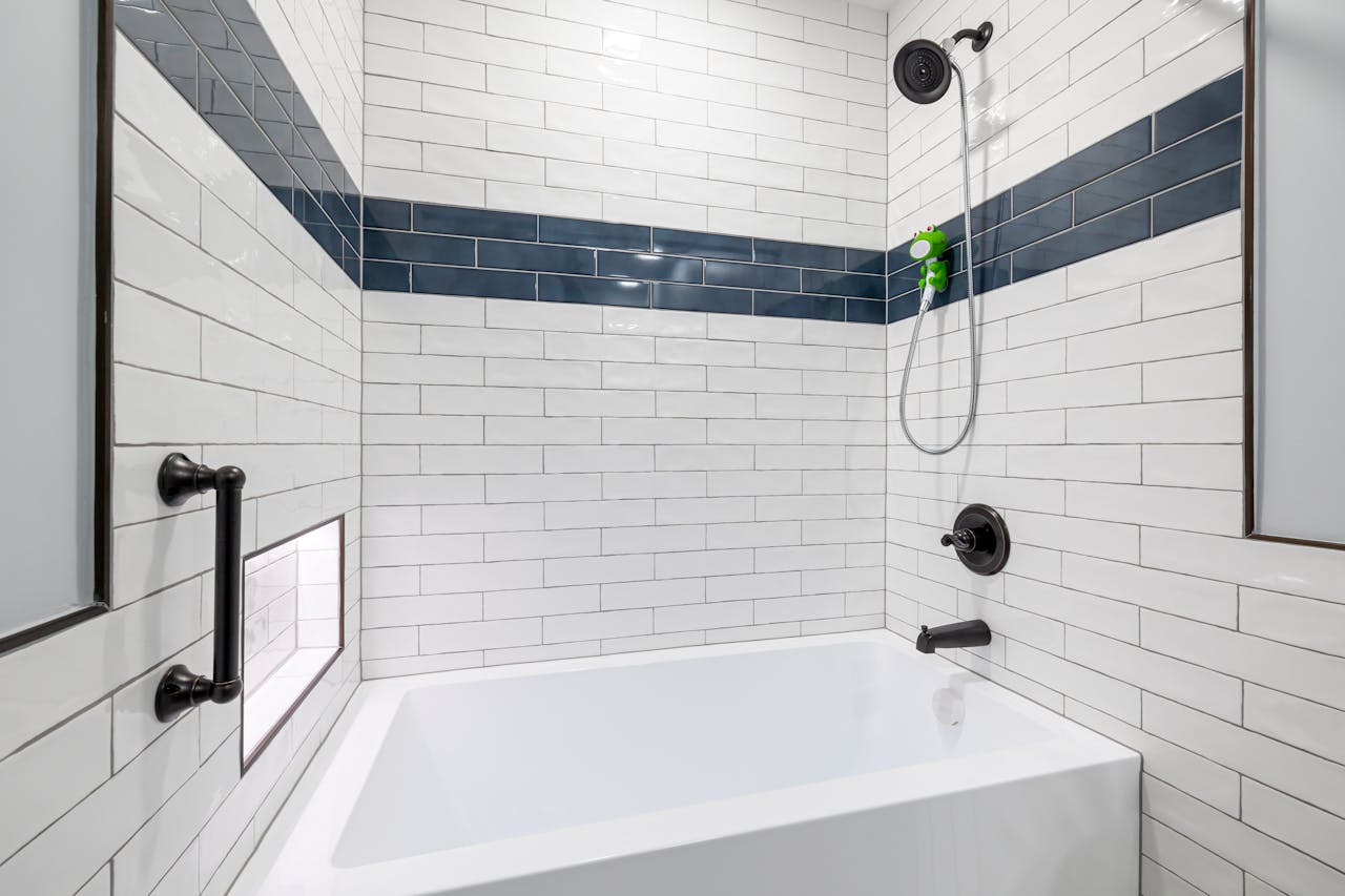 conseils pour Agencer une petite salle de bain dans un couloir