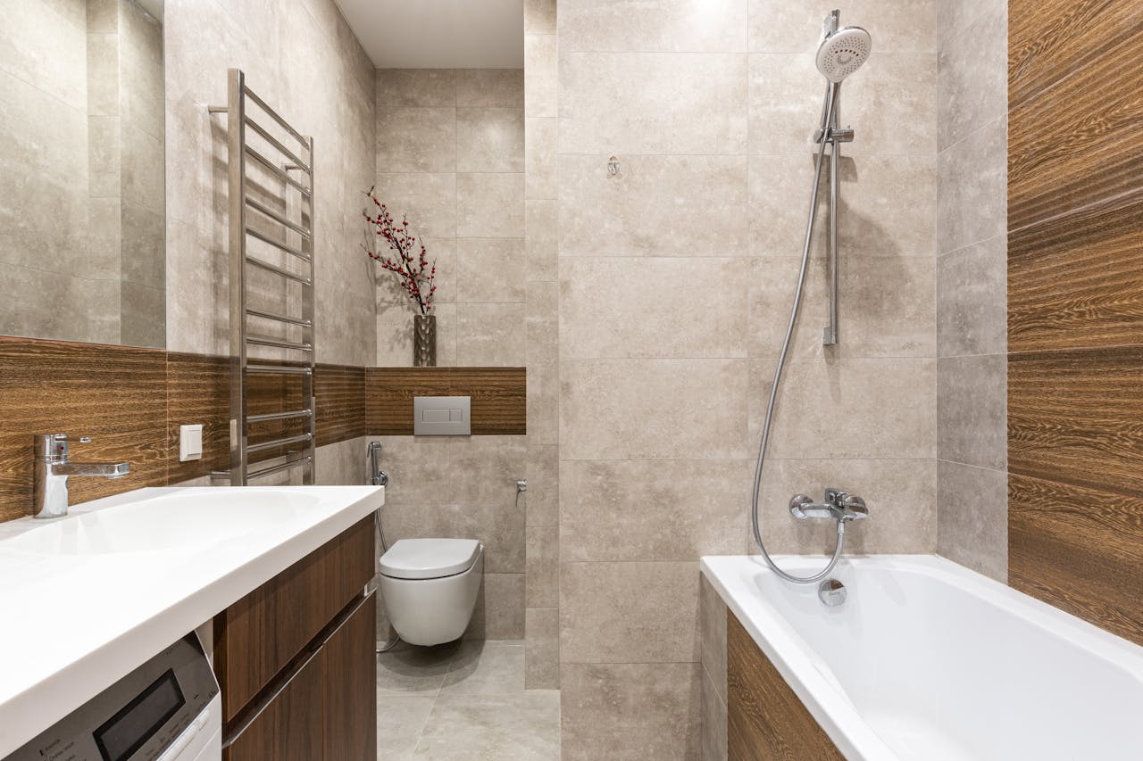 conseils pratiques pour Agencer une petite salle de bain dans un couloir